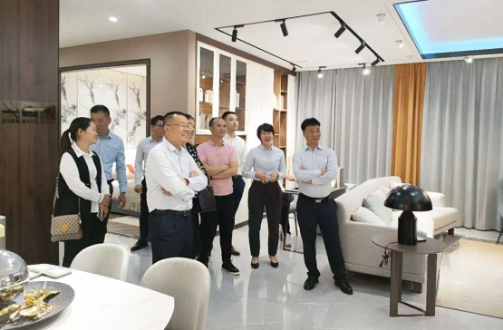 光辉集团总裁刘玉周一行到访森盛家具考察、共商深度合作